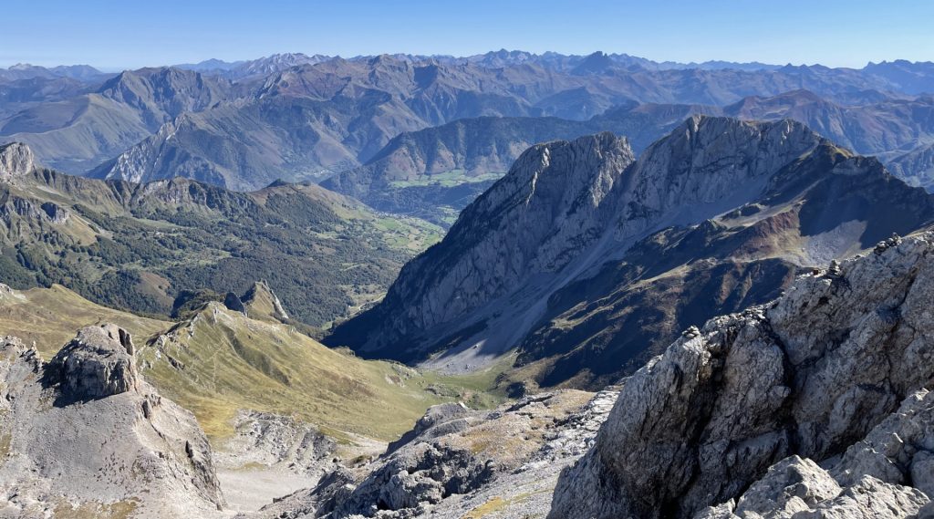 Vue sur le Pic du Midi d’Ossau depuis le Pic d’Anie, Hautes Pyrenées, France