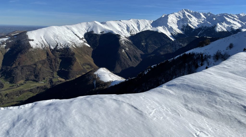 Vue sur le Pic de Montaigue depuis le Soum de Trezeres, Hautes Pyrénées, France
