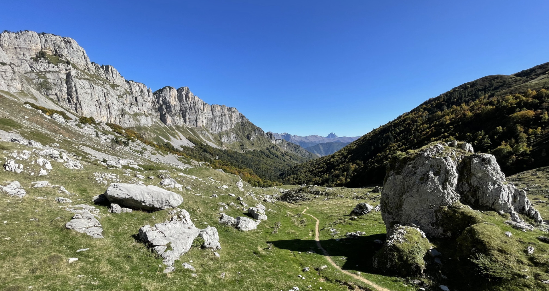 Vue sur le Pic du Midi d’Ossau depuis le GR10, Hautes Pyrénées, France